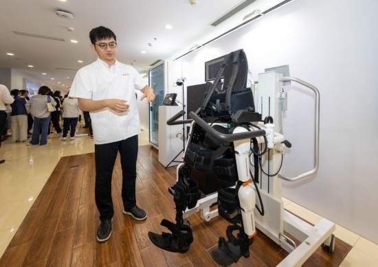 2024年5月24日，在位于上海市嘉定區(qū)的上海交通大學(xué)醫(yī)學(xué)院附屬瑞金醫(yī)院腫瘤質(zhì)子中心，工作人員介紹由瑞金醫(yī)院醫(yī)生和醫(yī)療公司共同研發(fā)的用于恢復(fù)患者下肢的醫(yī)療機(jī)器人。新華社記者 王翔 攝