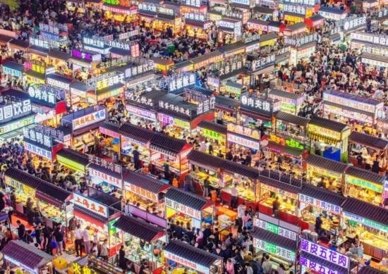 2024年4月21日，人們在河北省正定縣小商品夜市品嘗美食（無人機(jī)照片）。新華社發(fā)（武志偉 攝）