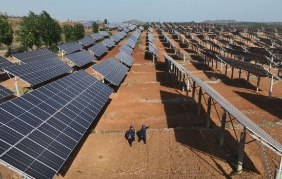 2024年4月16日，工人在河北省石家莊市靈壽縣譚莊鄉(xiāng)程家莊村的“農(nóng)光互補”光伏發(fā)電場巡查（無人機(jī)照片）。新華社記者 楊世堯 攝