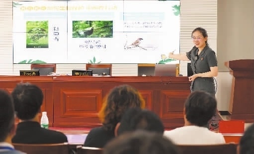 圖②：法官給旁聽群眾講解破壞生態(tài)環(huán)境的危害和法律后果。