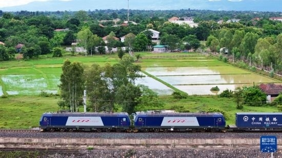 8月5日，由老撾籍火車司機獨立駕駛的滿載貨物的列車駛出萬象站，向中國昆明進發(fā)（無人機照片）。新華社發(fā)（楊永全 攝）
