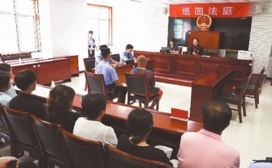 圖①：庭審現(xiàn)場。