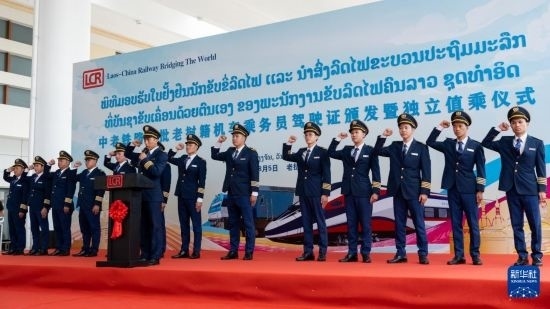 8月5日，在中老鐵路萬象站，中老鐵路首批14名老撾籍火車司機進行宣誓。新華社發(fā)（凱喬 攝）