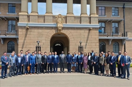 （與會(huì)人員合影留念。駐肯使館供圖）