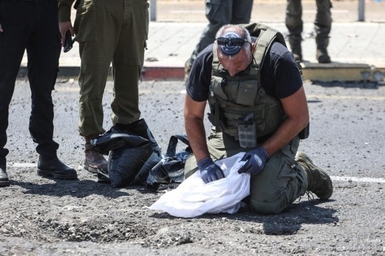 8月6日，在以色列納哈里亞，警方在無人機(jī)襲擊現(xiàn)場開展工作。以色列國防軍6日發(fā)表聲明說，多架無人機(jī)當(dāng)天從黎巴嫩射向以色列，造成以色列邊境城市納哈里亞數(shù)名平民受傷。新華社/基尼圖片社