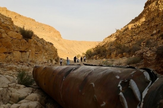 這是4月28日在以色列南部城市阿拉達附近拍攝的伊朗導(dǎo)彈殘骸。新華社發(fā)（賈馬爾·阿瓦德攝）