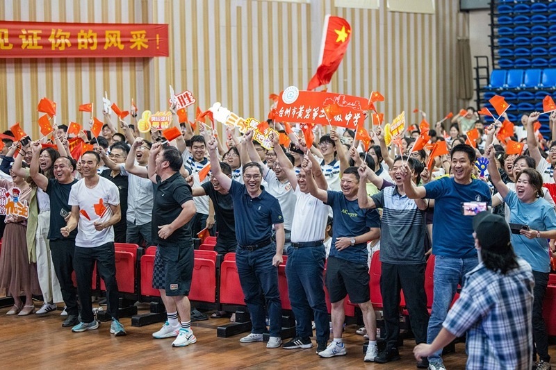 北京時(shí)間7月27日，2024年巴黎奧運(yùn)會(huì)首個(gè)比賽日，在射擊10米氣步槍混合團(tuán)體比賽中，中國選手黃雨婷/盛李豪獲得金牌。圖為黃雨婷的母校師生們通過收看奧運(yùn)直播的方式為她加油助威。