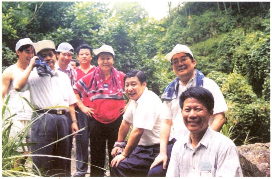 1999年6月，習近平在福州森林公園參加紀念毛主席“發(fā)展體育運動，增強人民體質(zhì)”題詞47周年登山健身活動。（資料照片，來源：《習近平在福建》（下））