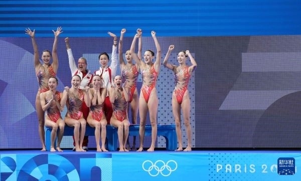 北京時(shí)間8月8日凌晨，巴黎奧運(yùn)會(huì)花樣游泳集體項(xiàng)目的最后一項(xiàng)比賽集體技巧自選在巴黎奧林匹克水上運(yùn)動(dòng)中心舉行。中國(guó)隊(duì)奪得花樣游泳集體項(xiàng)目金牌。圖為中國(guó)隊(duì)在比賽后慶祝奪冠。新華社記者 薛宇舸 攝