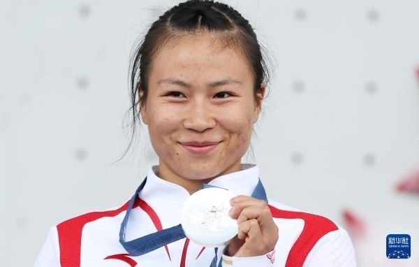 北京時(shí)間8月7日，在巴黎奧運(yùn)會(huì)攀巖女子速度賽比賽中，中國(guó)選手鄧麗娟獲得銀牌。圖為亞軍中國(guó)選手鄧麗娟在頒獎(jiǎng)儀式上。新華社記者 高靜 攝