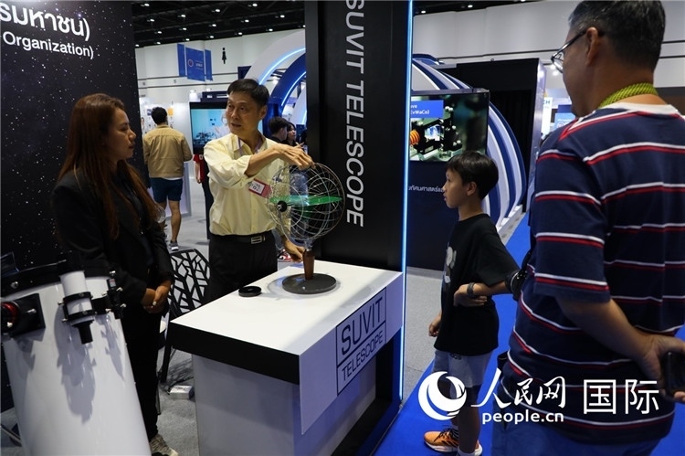 專家向觀眾講述航天知識。人民網(wǎng)記者簡承淵攝。