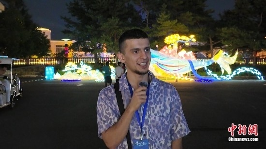 圖為外籍青年李浩然接受采訪。曹淼欣 攝