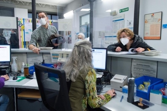 1月15日，人們?cè)谖靼嘌礼R德里一家診所內(nèi)就診。新華社發(fā)（古斯塔沃·巴連特?cái)z）