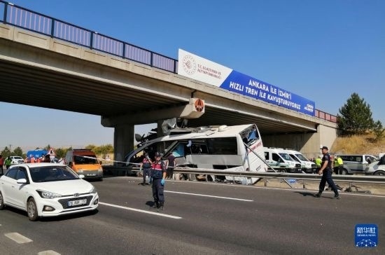 這是8月9日在土耳其安卡拉省波拉特勒拍攝的事故現(xiàn)場。新華社發(fā)（穆斯塔法·卡亞攝）