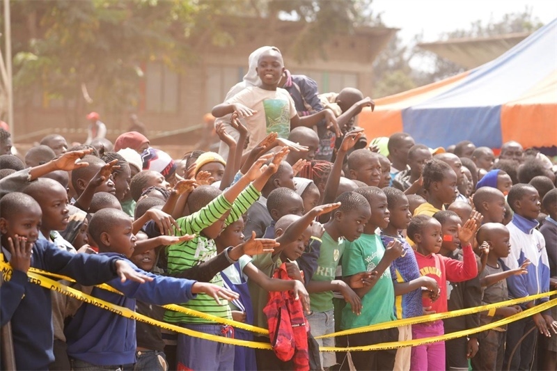 孩子們觀看達人秀。主辦方供圖