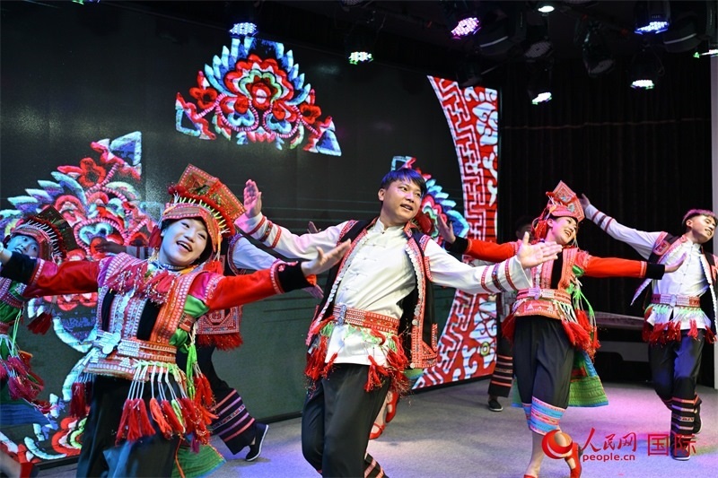中國藝術家在開幕式上表演民族舞蹈-人民網(wǎng)記者謝佳君攝