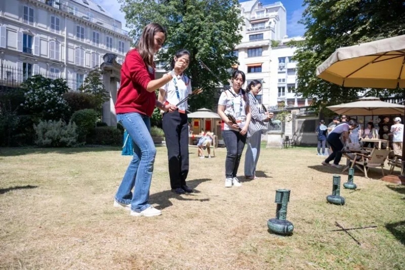 中外友人體驗投壺游戲。巴黎