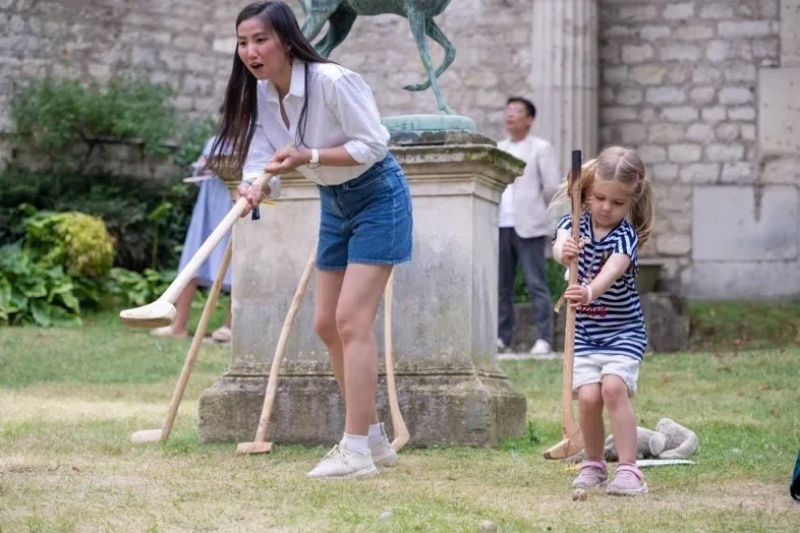 小朋友體驗捶丸游戲。巴黎