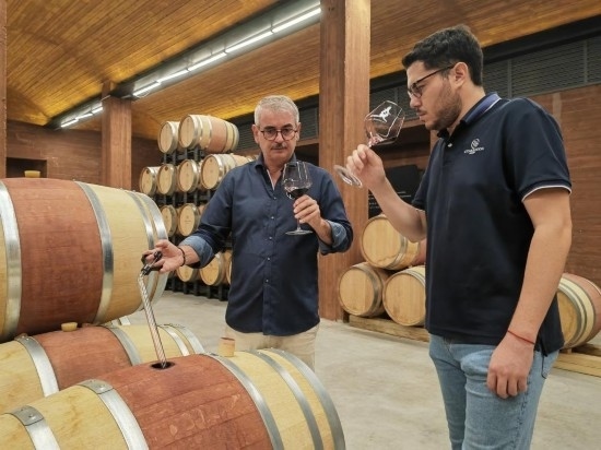  8月7日，尼古拉·格里馬（左）與同事在酒窖中。新華社記者 劉海 攝