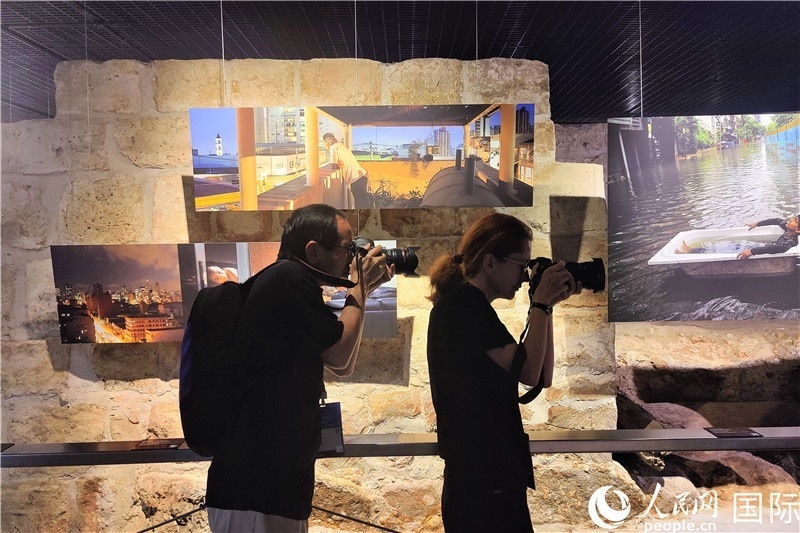 金磚國(guó)家城市主題攝影展現(xiàn)場(chǎng)。 人民網(wǎng)記者 于宏建攝
