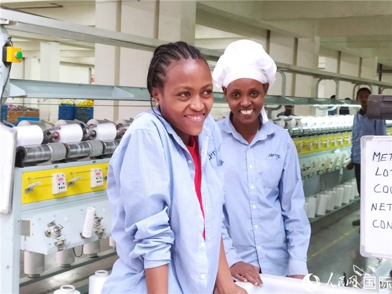 無錫金茂埃塞面料廠車間的當(dāng)?shù)嘏?。人民網(wǎng)記者黃培昭攝