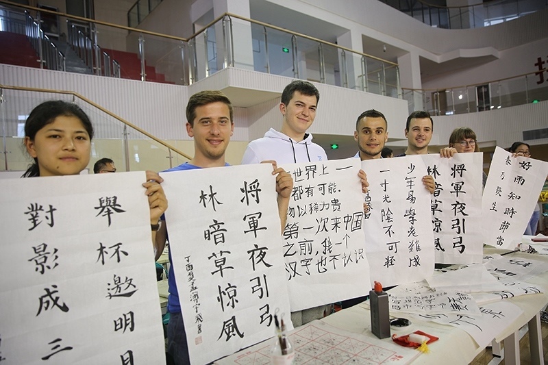 2017年6月5日，來自青島大學和中國石油大學（華東）的外國留學生在展示現(xiàn)場完成的書法作品。