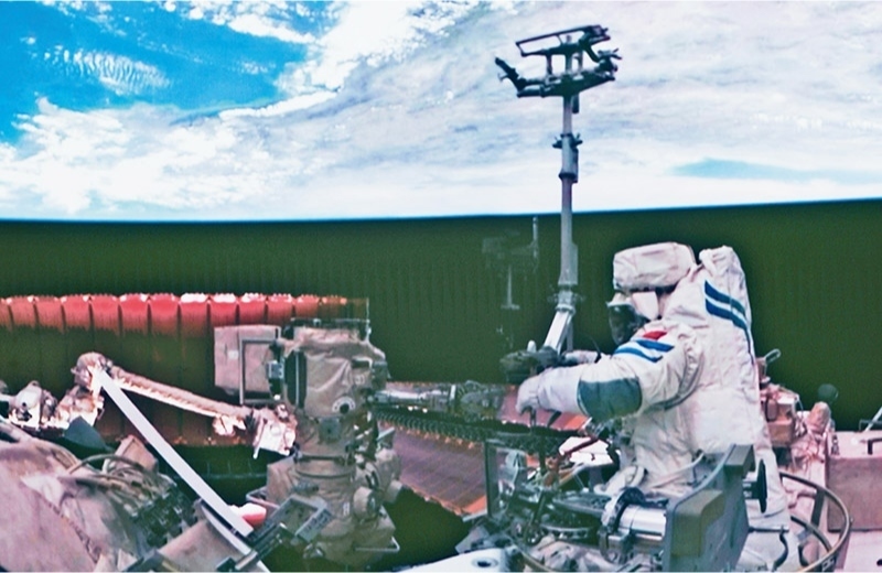 黨的十八大以來，我國科技事業(yè)取得歷史性成就、發(fā)生歷史性變革，科技自立自強成果持續(xù)涌現(xiàn)。圖為2024年7月3日在北京航天飛行控制中心拍攝的神舟十八號航天員李聰在空間站組合體艙外作業(yè)的畫面。 新華社記者 郭中正/攝