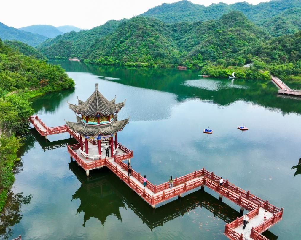 2024年8月11日，游客在湖南省雙牌縣陽(yáng)明山國(guó)家森林公園萬(wàn)和湖休閑游玩。新華社發(fā)（周秀魚春攝）