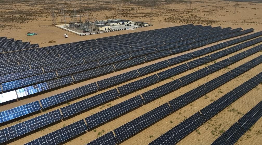 這是2024年5月16日拍攝的內(nèi)蒙古巴彥淖爾市磴口縣烏蘭布和沙漠光伏基地。新華社記者李云平攝