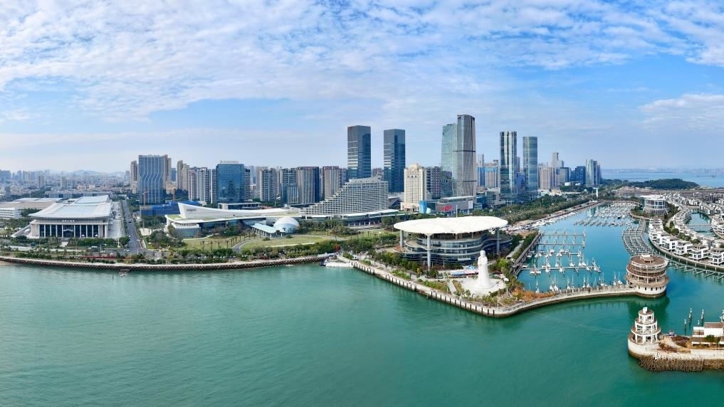 2024年1月24日拍攝的廈門國(guó)際會(huì)議中心、環(huán)島路一帶濱海城市景觀。新華社記者姜克紅攝