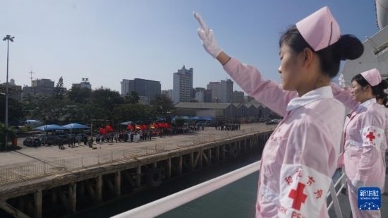 當(dāng)?shù)貢r(shí)間8月16日上午10時(shí)許，執(zhí)行“和諧使命-2024”任務(wù)的中國(guó)海軍“和平方舟”號(hào)醫(yī)院船圓滿結(jié)束對(duì)莫桑比克的訪問，駛離馬普托港，前往本次任務(wù)第五站南非。新華社發(fā)（曹春耀 攝）