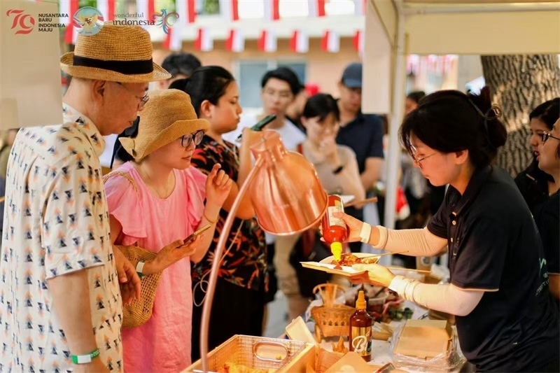 游客品嘗傳統(tǒng)印尼美食。