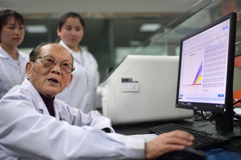 2021年6月17日，吳天一（前）在青海西寧的實(shí)驗(yàn)室內(nèi)和學(xué)生討論。