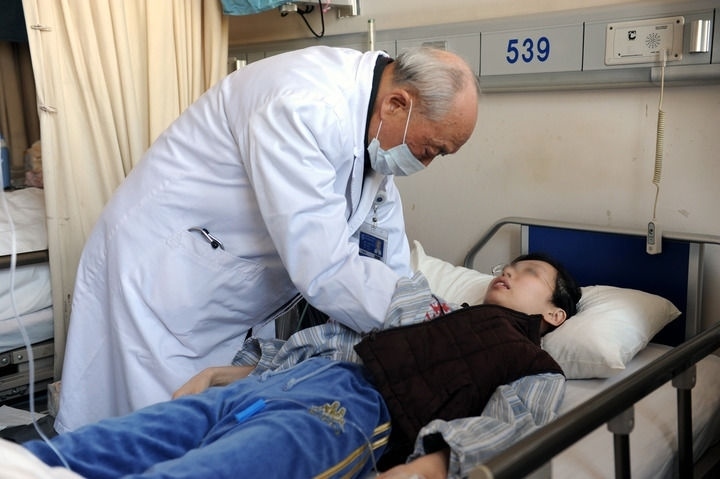 瑞金醫(yī)院終身教授王振義在上海瑞金醫(yī)院為病人看?。ㄙY料照片）。 新華社發(fā)