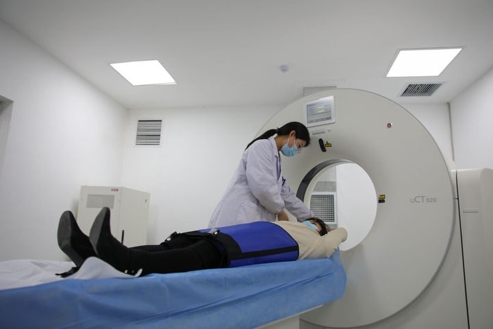 2023年3月2日，安徽省合肥市包河區(qū)煙墩街道社區(qū)衛(wèi)生服務(wù)中心的醫(yī)護(hù)人員為患者進(jìn)行CT檢查。 新華社記者 曹力 攝