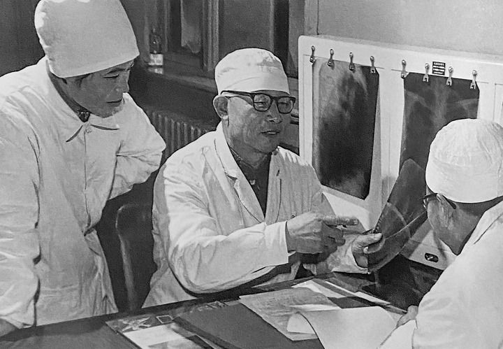 1980年1月16日，中日友好醫(yī)院首任院長辛育齡（中）在內(nèi)蒙古結(jié)核病院與胸外科醫(yī)師討論病例（翻拍照片）。 新華社發(fā)