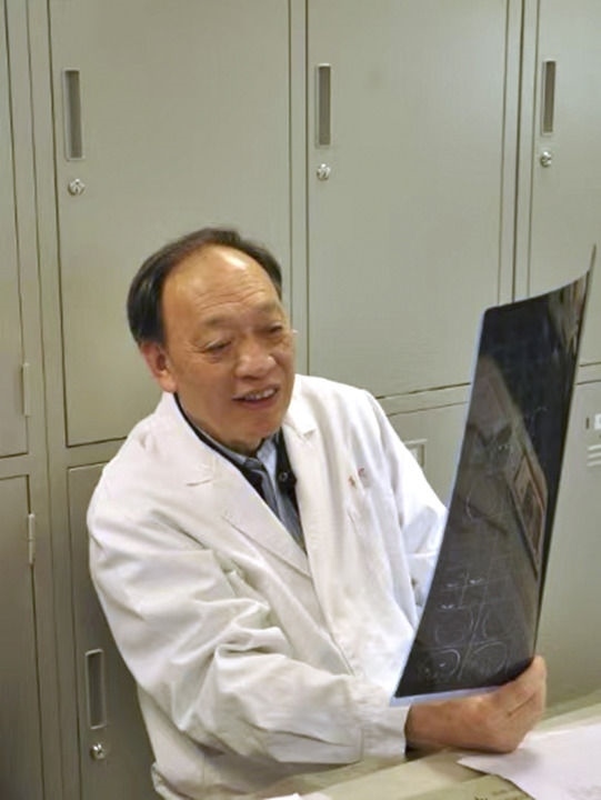 復(fù)旦大學(xué)附屬華山醫(yī)院感染科終身教授翁心華在工作（資料照片）。 新華社發(fā)