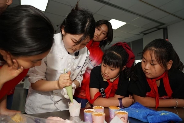 一日營首發(fā)團探訪技能大師工作室并現(xiàn)場開展實踐體驗活動。徐匯區(qū)總工會供圖