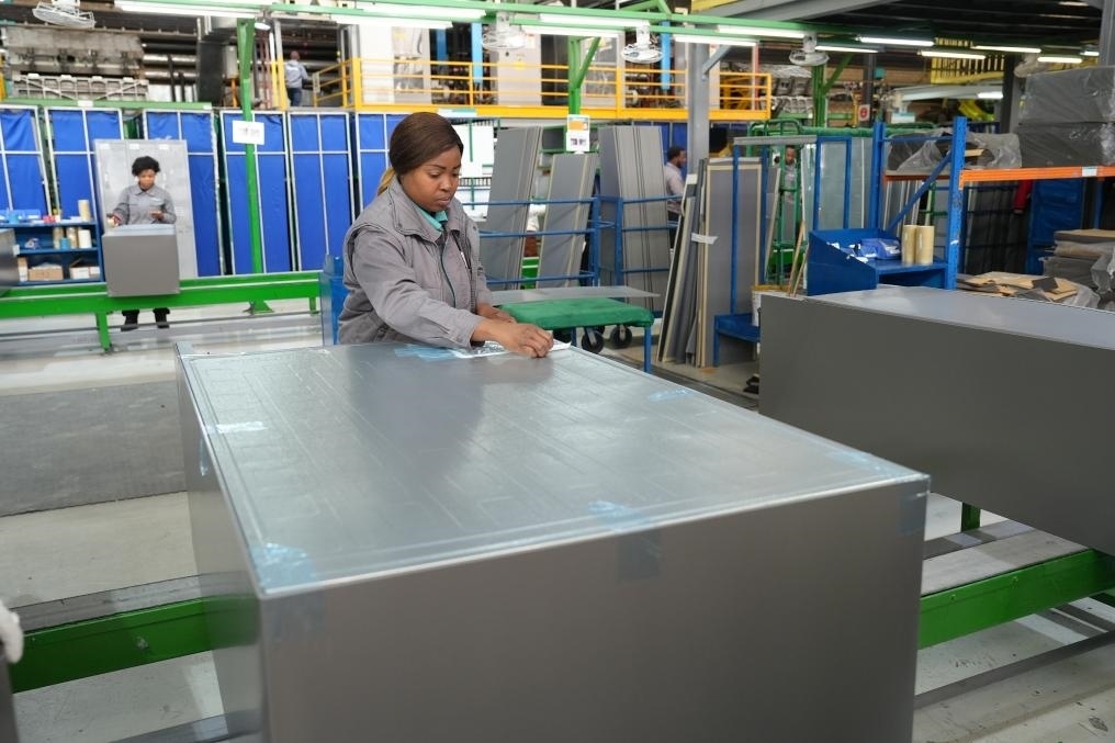 8月14日，在南非開普敦，當(dāng)?shù)貑T工在海信南非工業(yè)園的冰箱生產(chǎn)線上工作。新華社記者王雷攝