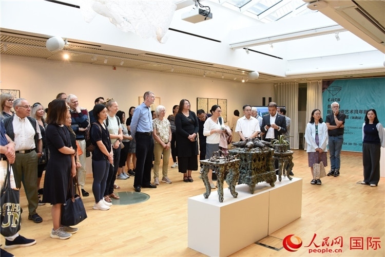 來賓參觀展覽作品。人民網(wǎng)記者 殷淼攝