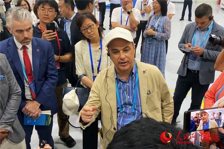 阿根廷駐華大使馬致遠(yuǎn)與億華通動(dòng)力科技有限公司總經(jīng)理于民討論關(guān)切問題。人民網(wǎng) 宋歌攝