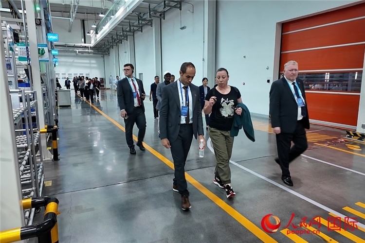 駐華外交官和國(guó)際組織駐華代表參觀億華通動(dòng)力科技有限公司生產(chǎn)車間。人民網(wǎng)記者 方童攝