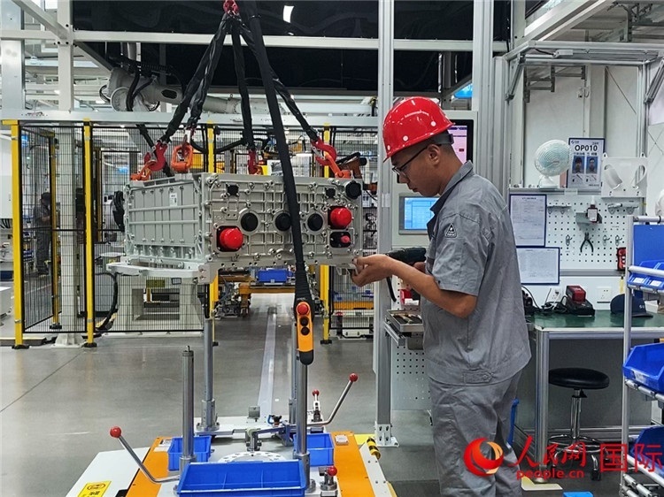 技術(shù)人員進(jìn)行系統(tǒng)化測(cè)試。人民網(wǎng)記者 于洋攝