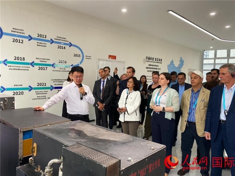 于民向駐華外交官和國(guó)際組織駐華代表介紹企業(yè)發(fā)展情況。人民網(wǎng) 宋歌攝