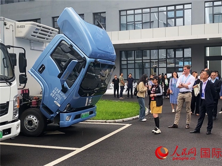 于民向駐華外交官和國(guó)際組織駐華代表介紹燃料電池車型。人民網(wǎng)記者 于洋攝