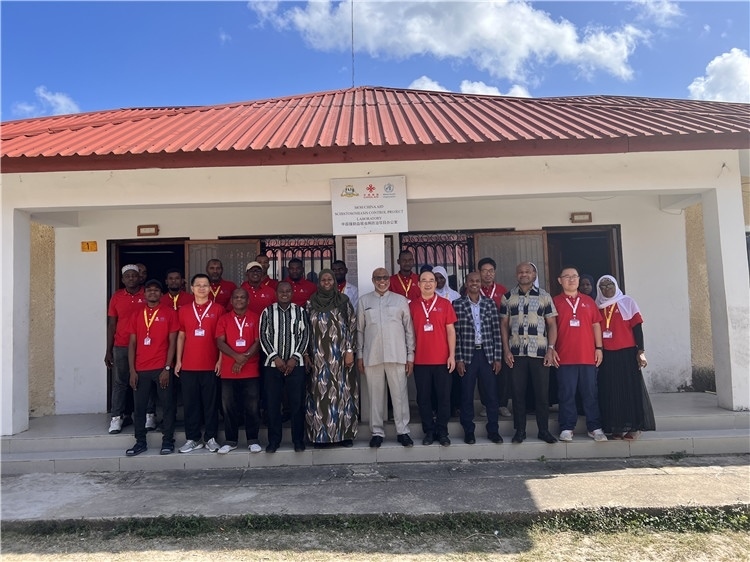 坦桑尼亞桑給巴爾衛(wèi)生部部長(zhǎng)馬茲伊與中方專(zhuān)家組及非方工作人員合影。專(zhuān)家組供圖