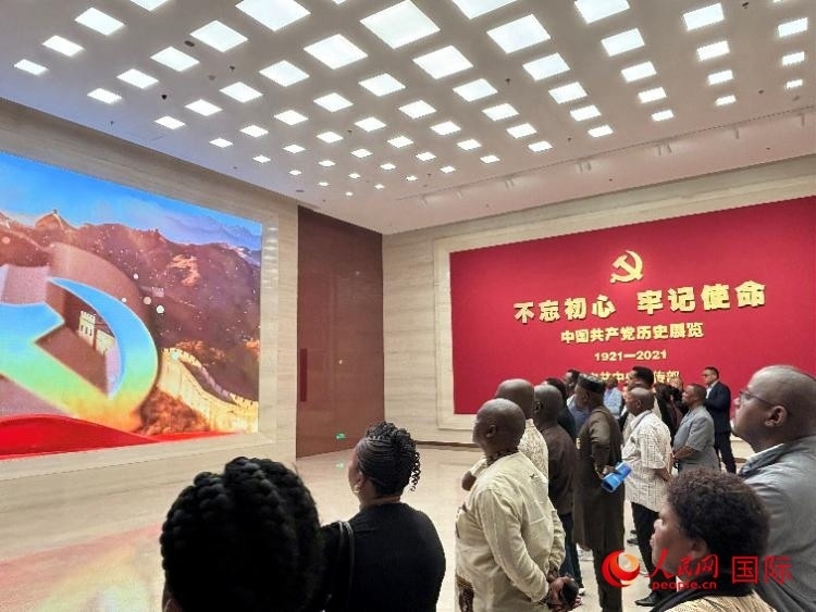 代表團(tuán)參觀“不忘初心 牢記使命”中國(guó)共產(chǎn)黨歷史展覽。人民網(wǎng) 曹欣悅攝