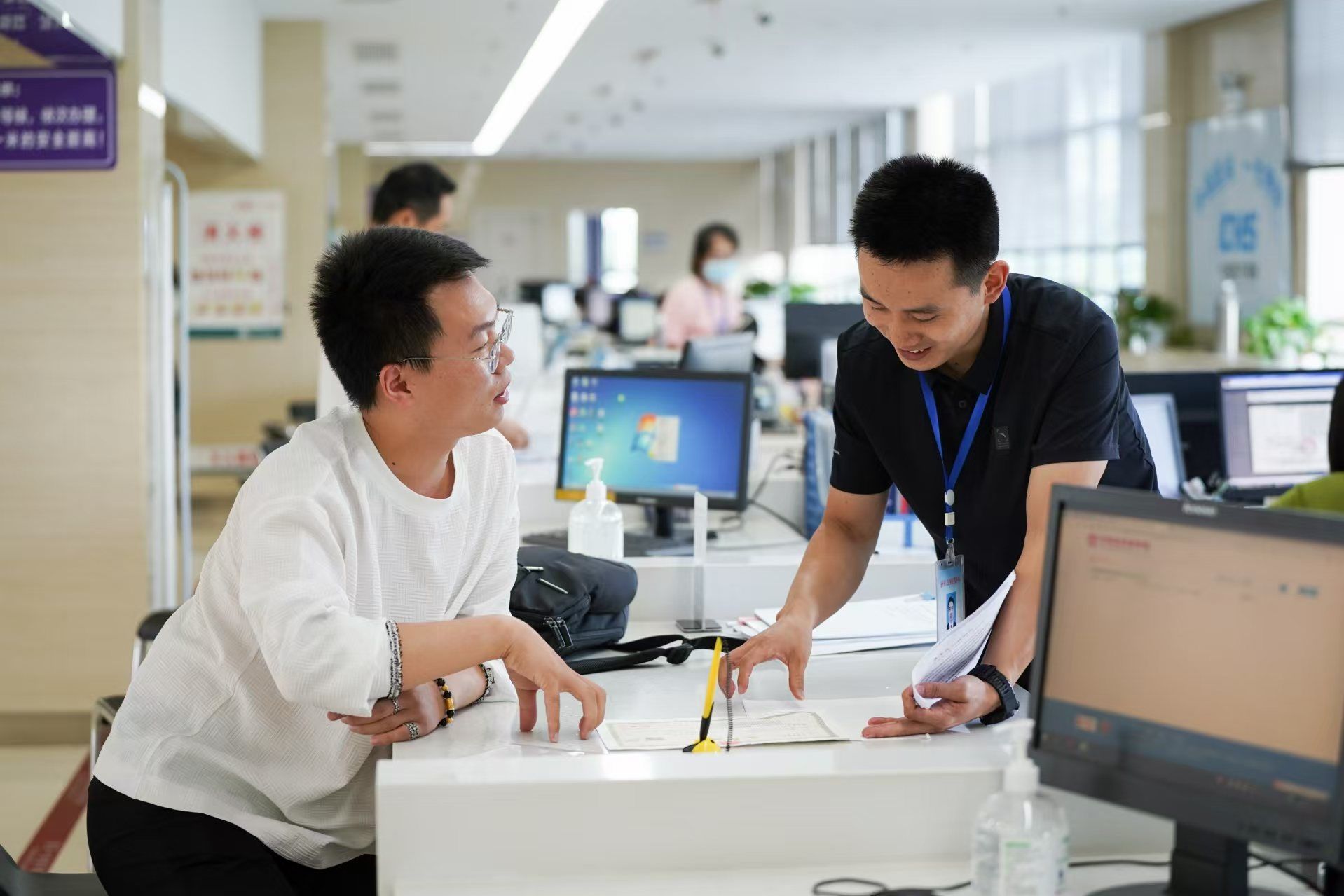 安徽省池州市市民在市政務(wù)服務(wù)大廳辦理業(yè)務(wù)。人民網(wǎng)記者 王銳攝