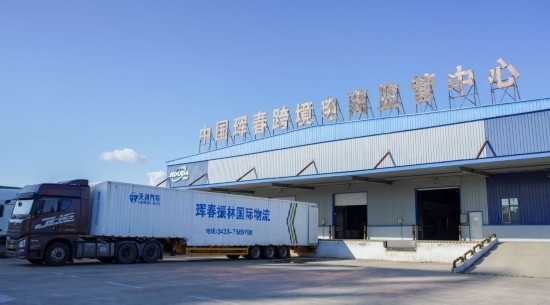 2024年8月13日，貨車在吉林省延邊朝鮮族自治州琿春綜合保稅區(qū)跨境電商物流倉(cāng)庫(kù)裝載商品?，q春市位于中俄朝三國(guó)交界處，是吉林省唯一對(duì)俄口岸城市。近年來(lái)，琿春依托口岸，積極發(fā)展進(jìn)出口加工、能源、跨境電商等產(chǎn)業(yè)集群。