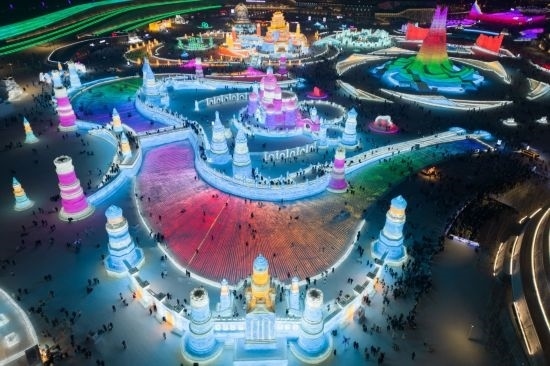 2024年1月1日，來(lái)自世界各地的游客在哈爾濱冰雪大世界園區(qū)內(nèi)游玩（無(wú)人機(jī)照片）。